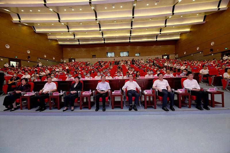 《中华职业教育年鉴》首发式暨首届职业教育助力都市圈高质量发展峰会在长春召开2.jpg 《中华职业教育年鉴》首发式暨首届职业教育助力都市圈高质量发展峰会在长春召开2.jpg