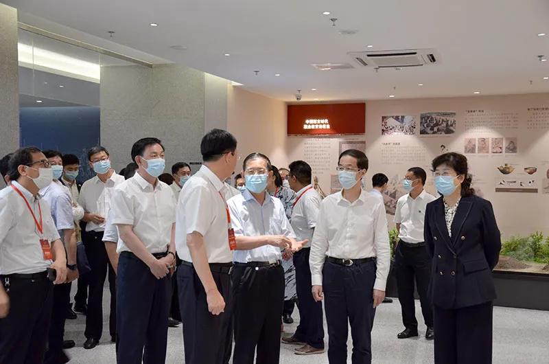 《中华职业教育年鉴》首发式暨首届职业教育助力都市圈高质量发展峰会在长春召开4.jpg 《中华职业教育年鉴》首发式暨首届职业教育助力都市圈高质量发展峰会在长春召开4.jpg